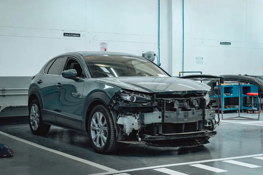Técnico Mazda con repuesto de carrocería
