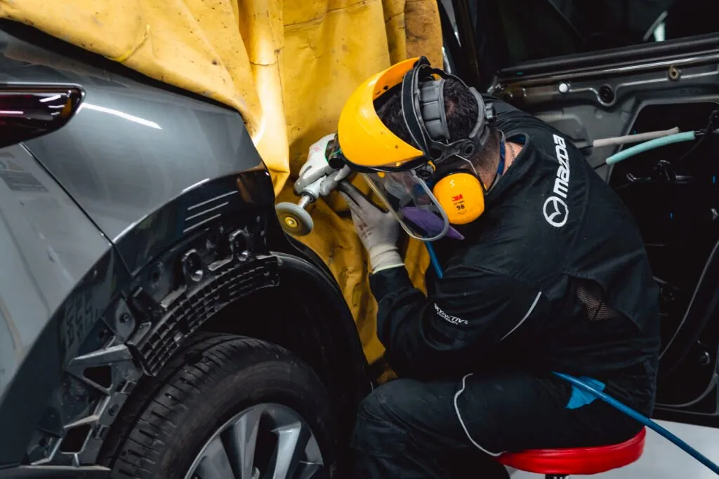 Reparación de lámina y pintura Mazda