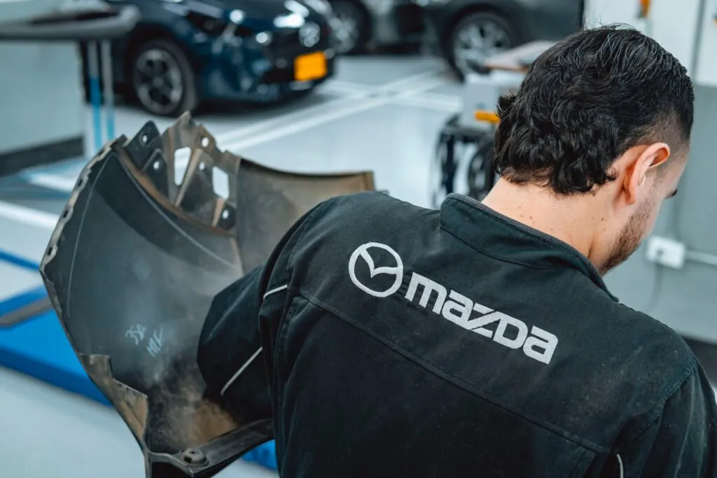 Técnico Mazda revisando carrocería