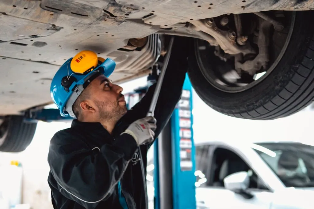 Técnico Mazda en taller