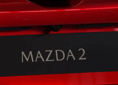 Mazda 2 Sedán — Cámara de reversa