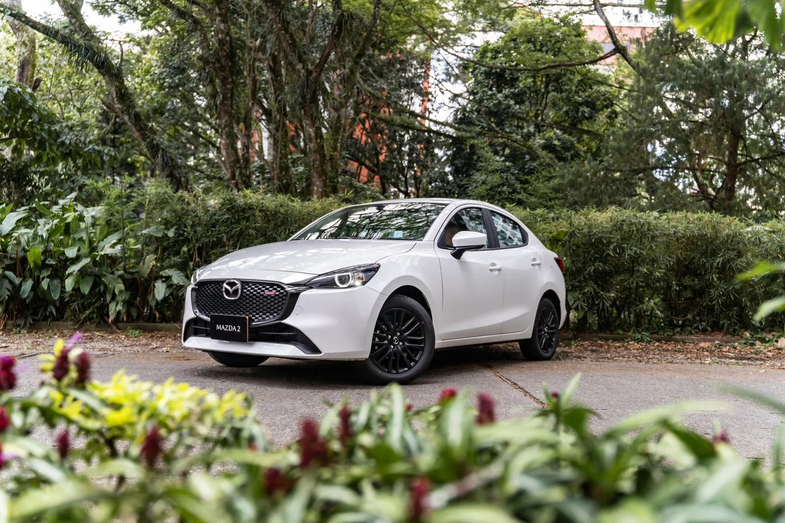 Mazda 2 Sedán vista frontal en jardín