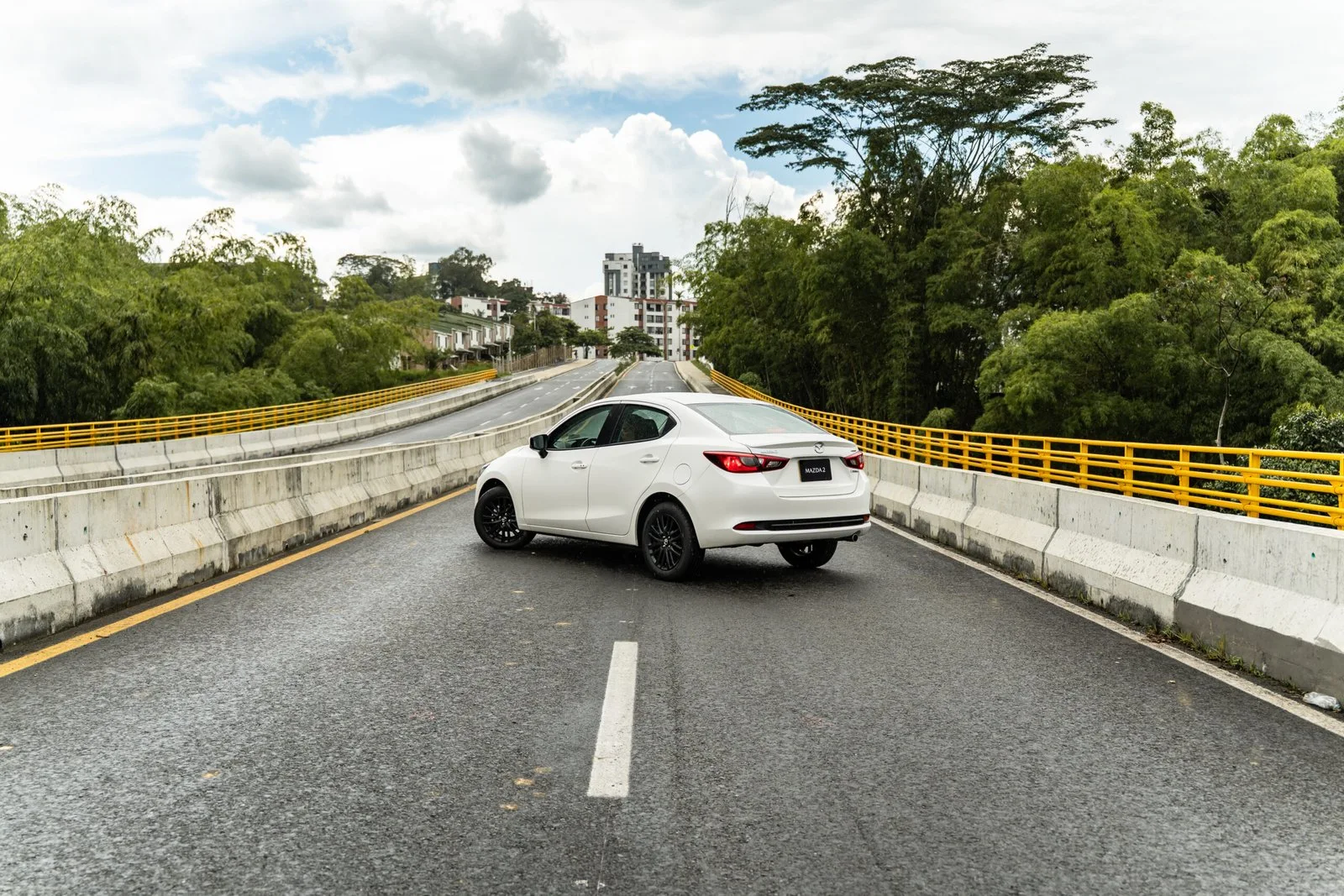 Mazda 2 Sedán vista trasera en puente de carretera