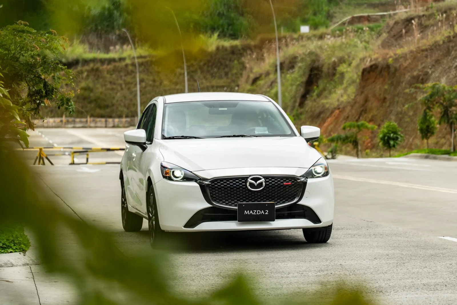 Mazda 2 Sedán vista frontal en carretera de montaña