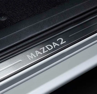 Mazda 2 Sport — Pisa alfombra