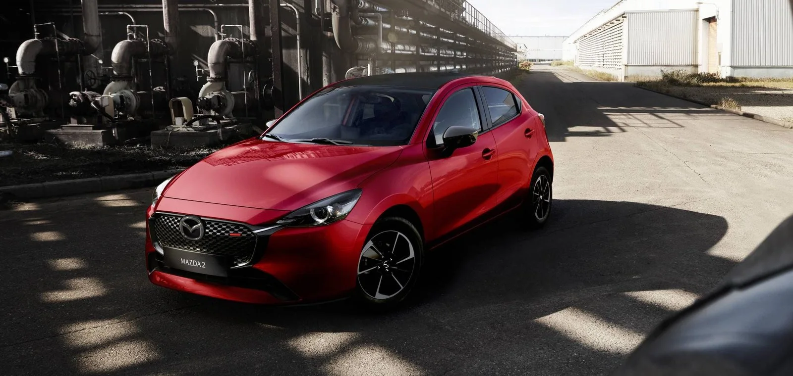 Mazda 2 Sport Carbon Edition, vista frontal en entorno industrial