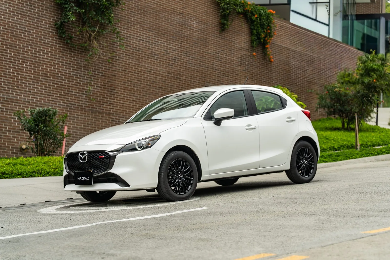 Mazda 2 Sport vista frontal en carretera industrial
