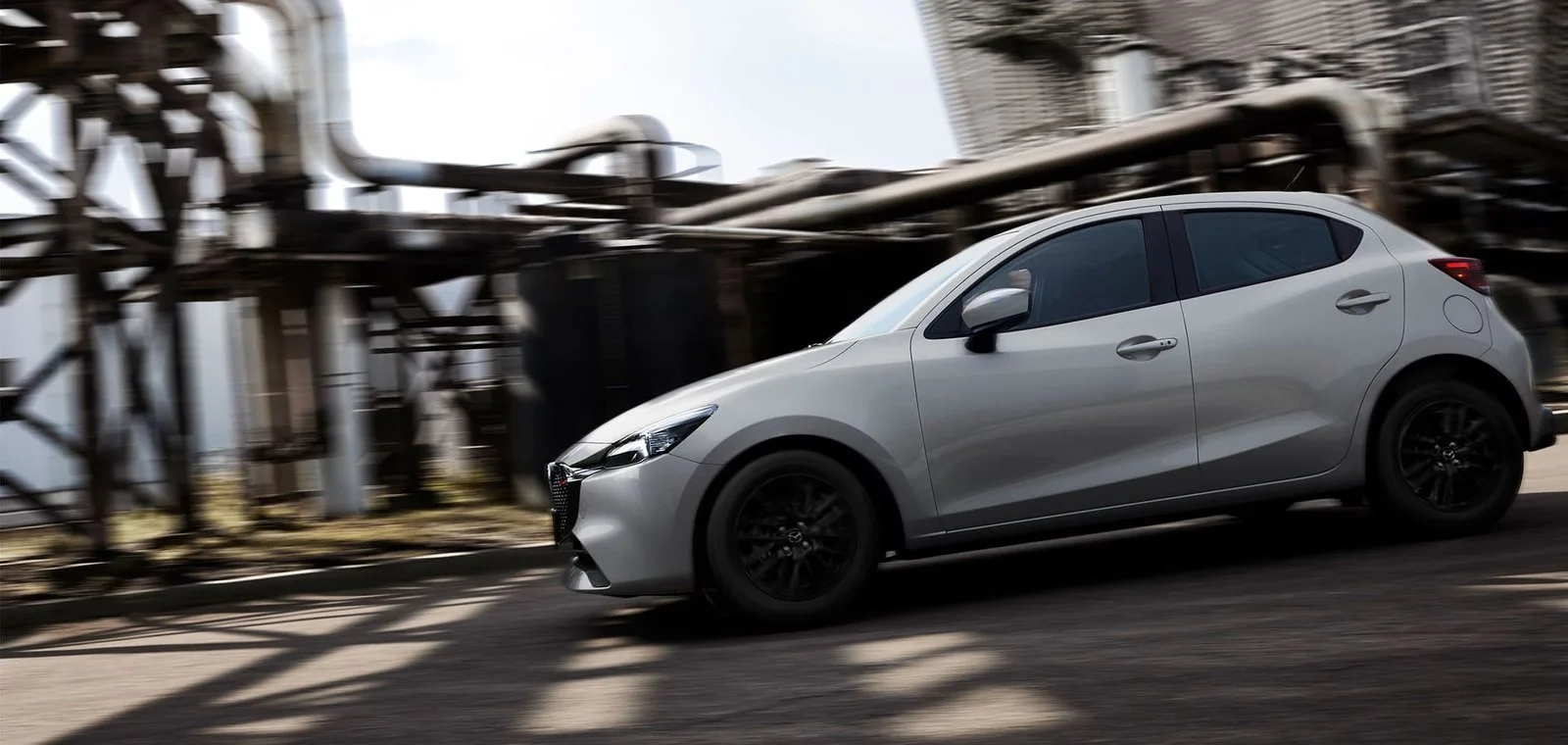 Mazda 2 Sport vista lateral en entorno industrial