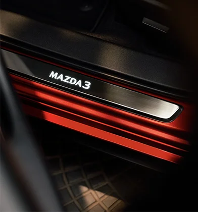 Mazda 3 — Pisa alfombra iluminada