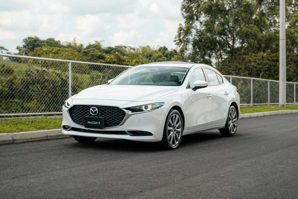 Mazda 3 vista frontal en carretera