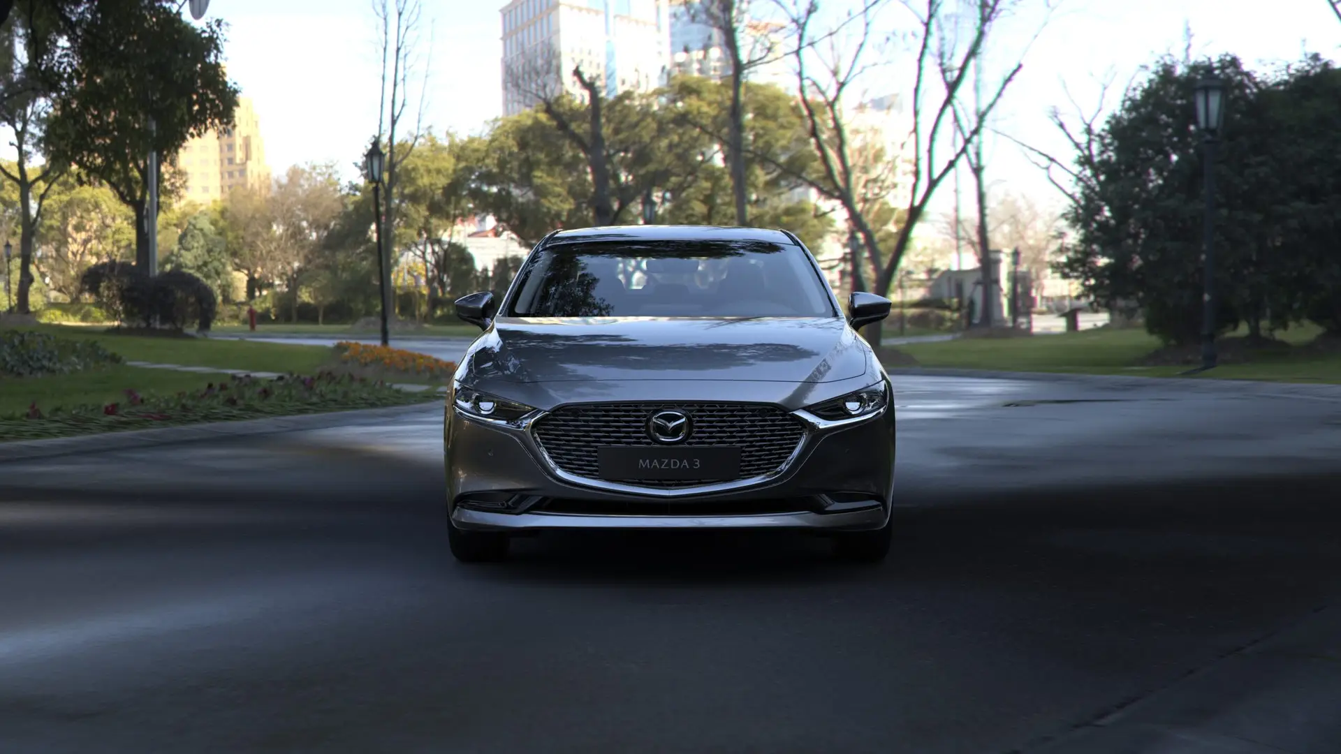 Mazda 3 vista frontal en parque urbano