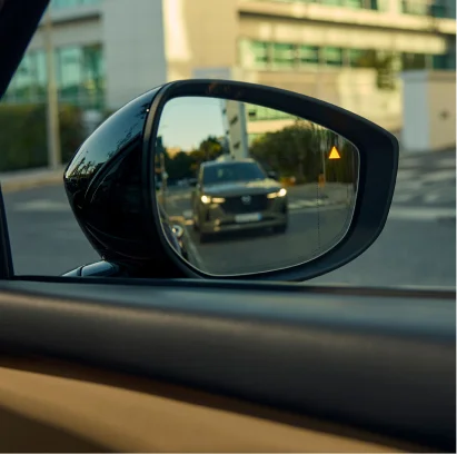 Retrovisor exterior de la nueva Mazda CX-5 con un indicador triangular encendido