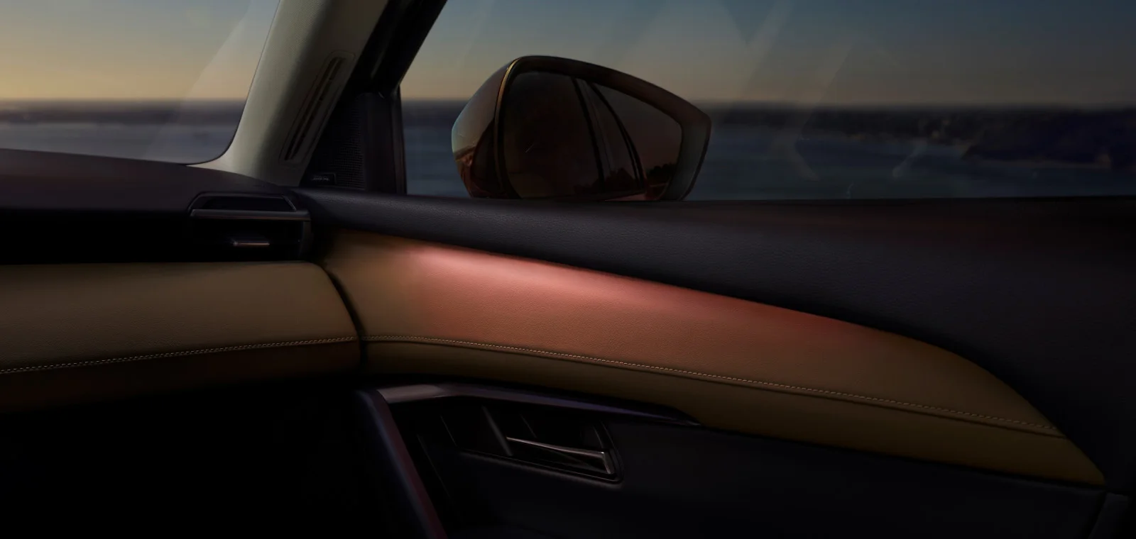 Iluminación ambiental en el panel interior de una puerta de la nueva Mazda CX-5