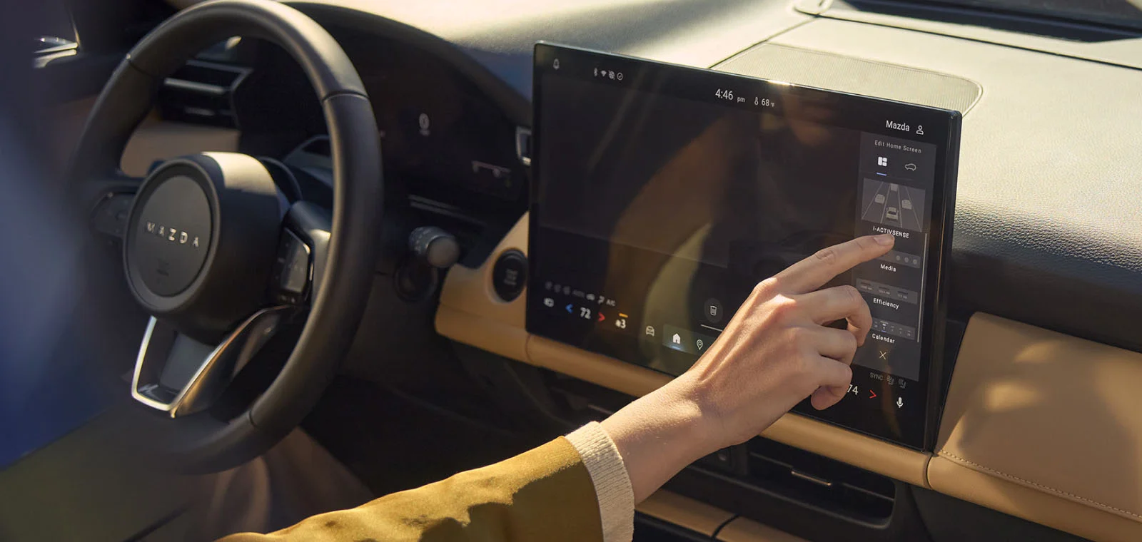 Una persona utiliza la pantalla central de la nueva Mazda CX-5