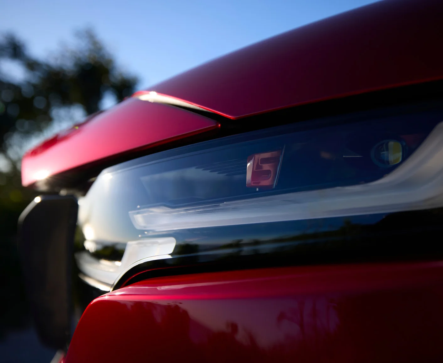 Detalle del faro y la carrocería roja de la nueva Mazda CX-5