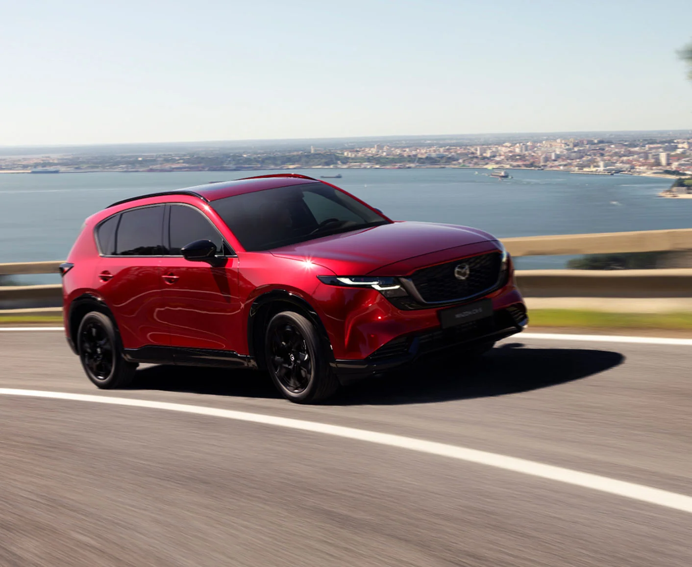 Nueva Mazda CX-5 roja en una carretera costera