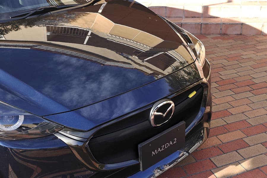 vista-frontal-nuevo-carro-mazda-2-sedan-negro